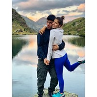 Joan Mir menoreh prestasi usai menjuarai MotoGP 2020. Dengan hanya sekali memenangi seri musim ini, Mir melewati rekor mendiang Nicky Hayden. Di balik kesuksesannya, ada sang kekasih yang setia mendampinginya. Dialah Alejandra Lopez Garro. (Foto: Instagram/@alejandralopezgarro)