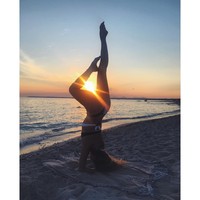 Yoga juga disukai perempuan cantik ini. Tak heran bila ia memiliki tubuh yang proporsional. (Foto: Instagram/@alejandralopezgarro)