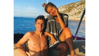 Kabarnya, Alejandra telah tinggal bersama Mir di Andorra. Sejak pebalap berpaspor Spanyol itu meninggalkan tanah kelahirannya di Mallorca. Saat pindah dari kelas Moto 2 ke MotoGP atau sekitar tahun 2019. Foto: Instagram/@alejandralopezgarro