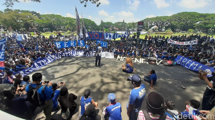 aremania gelar aksi damai selamatkan yayasan arema