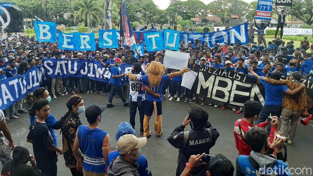 aremania gelar aksi damai selamatkan yayasan arema