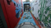 Kawasan itu pun tampak dihiasi dengan beragam mural di dinding-dinding areanya.