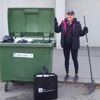 Dengan teliti, Auri membersihkannya dengan menggosokkannya. Ia menuturkan bahwa kegiatan membersihkan toilet tidak begitu menjijikan.  Foto: Instagram