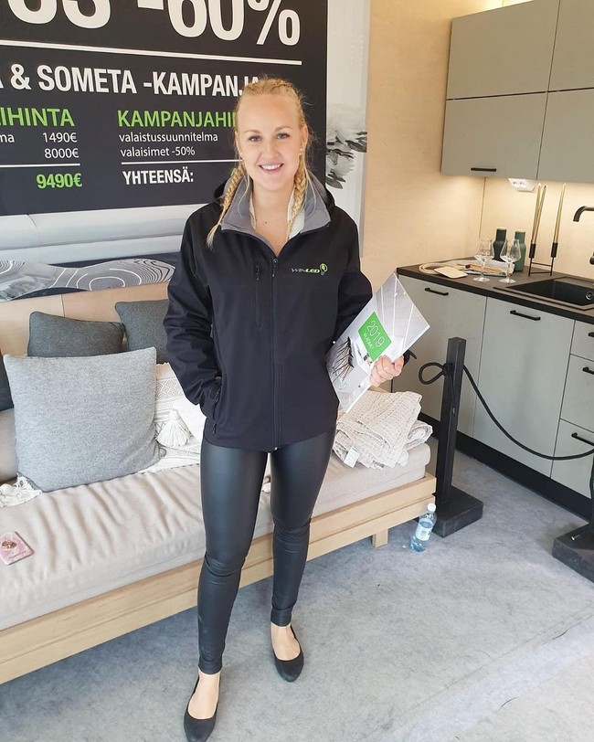 Wanita cantik 27 tahun itu bahkan tidak segan membersihkan area paling kotor di rumah, yakni toilet. Dia bahkan kerap menemukan kerak feses di toilet rumah orang.  Foto: Instagram