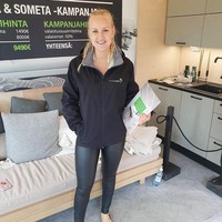 Wanita cantik 27 tahun itu bahkan tidak segan membersihkan area paling kotor di rumah, yakni toilet. Dia bahkan kerap menemukan kerak feses di toilet rumah orang.  Foto: Instagram