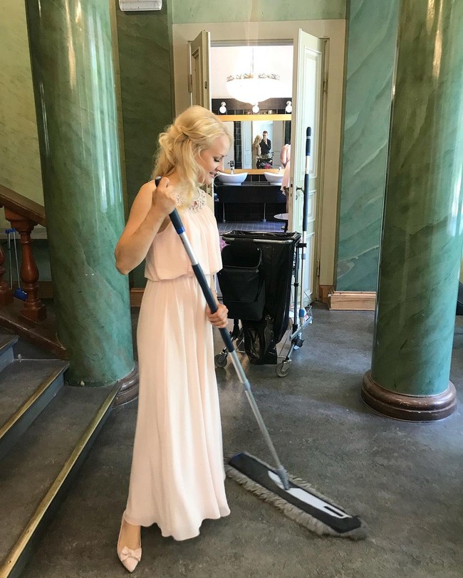 Wanita bernama Auri Kananen itu punya minat beberes sejak usia 14. Sejak usia muda dia telah bekerja di pusat perbelanjaan dan membersihkan tempat yang dikatakannya paling kotor. Foto: Instagram