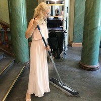 Wanita bernama Auri Kananen itu punya minat beberes sejak usia 14. Sejak usia muda dia telah bekerja di pusat perbelanjaan dan membersihkan tempat yang dikatakannya paling kotor. Foto: Instagram