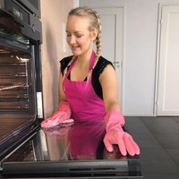 Wanita ini viral karena dia memberikan servis gratis untuk membersihkan rumah orang lain. Wanita asal Finlandia ini bahkan tak segan membersihkan toilet rumah orang lain yang masih ada bekas fesesnya.  Foto: Instagram