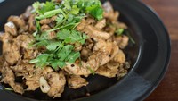 Menu ayam lada hitam jadi andalan banyak restoran Chinese Food. Potongan daging ayam ditumis dengan bumbu lada hitam yang pedas gurih enak. Langkah pembuatannya bisa kamu lihat di sini. Foto: iStock