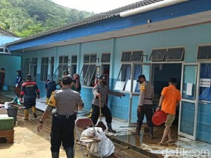 Petugas Gabungan dan Korban Banjir Pacitan Lakukan Bersih-bersih