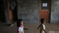 Terdapat dua ruangan bilik asmara yang disediakan oleh Pemerintah Desa Deyangan.  