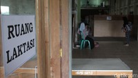 Terdapat sejumlah fasilitas di barak pengungsian seperti ruang laktasi, wc umum dan bilik asmara.  
