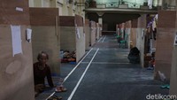 Bilik-bilik seluas 3 meter persegi itu ditempati keluarga yang punya lansia, ibu hamil, anak-anak dan penyandang disabilitas.  