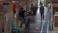 Aktivitas warga di barak pengungsian Desa Deyangan, Mungkid, Kabupaten Magelang, Jawa Tengah, Senin (16/11/2020).  