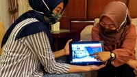 User mengakses Smart Web Commerce, Agmstore.com dari American Giant Mattress (AGM) yang menghadirkan kebutuhan tidur terlengkap di Indonesia dengan ragam pilihan merek premium untuk memudahkan masyarakat berbelanja kasur tidur. Foto: dok. AGM