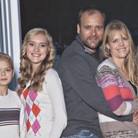 Kebanyakan keluarga poligami beranggapan bahwa pria lah yang memegang kontrol keuangan dan wanita hanya tinggal menerima apa yang dikatakan suaminya. Tapi menurut saya itu omong kosong, kata dia. Keluarga kami menganut sistem poligami egaliter (sama-rata) di mana wanita juga punya hak yang sama seperti pria untuk menentukan keputusan, tambahnya. Foto: Dok. YouTube My Five Wives/TLC