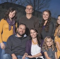 Dalam program reality TV bertajuk My Five Wives, Brady mengaku mencoba memberi gambaran bahwa poligami bisa dijalankan dengan sehat dan harmonis. Brady Williams pun menyebut dirinya sebagai feminis, meskipun praktik poligami erat kaitannya dengan sistem patriarki. Namun dalam keluarga besarnya, peran wanita tak kalah penting dalam pengambilan keputusan. Foto: Dok. YouTube My Five Wives/TLC