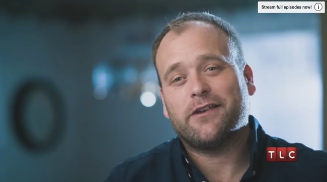 Brady Williams menjadi bintang acara reality TV pada 2013 hingga 2014 berjudul My Five Wives. Acara televisi berjumlah 25 episode yang tayang di TLC itu menyoroti kehidupan rumah tangga pria asal Utah ini yang memang tidak biasa. Dia tinggal bersama lima istri. Foto: Dok. YouTube My Five Wives/TLC