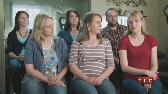 Keluarga besar Brady Williams menempati dua bangunan rumah yang letaknya bersebelahan. Setiap istri punya tugas memasak makan malam secara bergiliran untuk 30 anggota keluarga. Seperti merayakan makan malam Thanksgiving lima malam dalam seminggu, tutur Brady lagi. Foto: Dok. YouTube My Five Wives/TLC