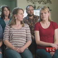 Keluarga besar Brady Williams menempati dua bangunan rumah yang letaknya bersebelahan. Setiap istri punya tugas memasak makan malam secara bergiliran untuk 30 anggota keluarga. Seperti merayakan makan malam Thanksgiving lima malam dalam seminggu, tutur Brady lagi. Foto: Dok. YouTube My Five Wives/TLC