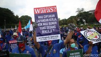 Sebelumnya mereka menggelar aksi unjuk rasa di kawasan Patung Arjuna Wiwaha, Jakarta Pusat, Senin (16/11).