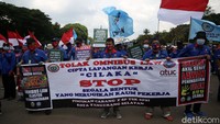 Dalam aksinya massa meminta para hakim konstitusi berpihak pada kebenaran dalam uji materi dan formil Undang-undang Nomor 11 Tahun 2020 tentang Cipta Kerja.