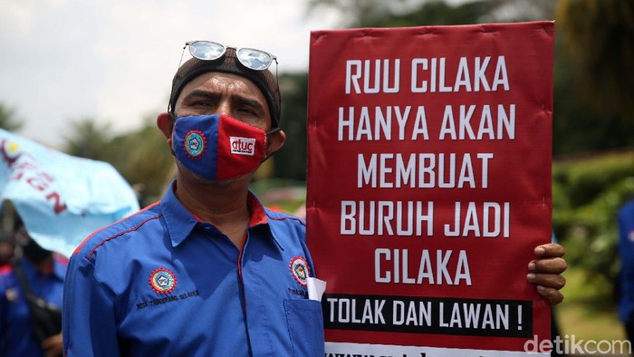 Buruh kembali mengajukan judicial review UU Omnibus Law Cipta Kerja ke MK. Sebelum mengajukan judicial review, mereka berorasi di kawasan Patung Arjuna Wiwaha.