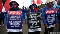 Massa membawa berbagai poster.