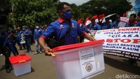 Seorang peserta aksi membawa berkas-berkas untuk gugatan Judicial Review (JR) terkait Undang-Undang (UU) Omnibus Law Cipta Kerja ke Mahkamah Konstitusi (MK).