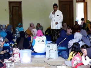 Beri Dukungan, Emak-emak di Rembang Sambangi Rumah Cabup-Cawabup