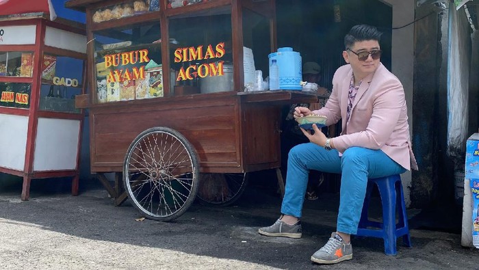 Chef Arnold Bergaya Necis Saat Makan Bubur Chef Arnold Bergaya Necis Saat Makan Bubur