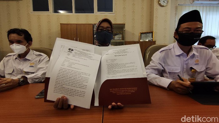 Dekan Fakultas Hukum Unnes, Rodiyah, mengeluarkan surat pemberitahuan pengembalian pembinaan moral karakter mahasiswa bernama Frans Josua Napitu kepada orang tuanya, Senin (16/11/2020).