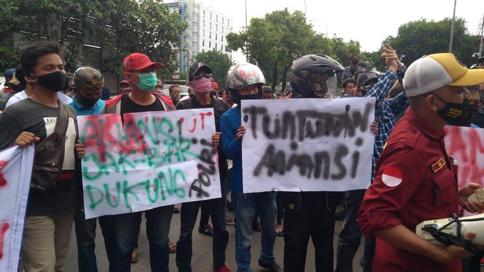 Demo massa di depan Polres Jakbar minta polisi tindak tegas pelanggar COVID-19