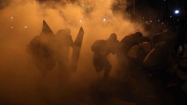 Demonstran bentrok dengan polisi dalam unjuk rasa di Lima, Peru. (AP/Rodrigo Abd)