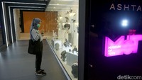 Seperti ini salah satunya. Pengunjung mall ini sengaja mendatangi mal tersebut hanya untuk sekadar melihat-lihat dan berfoto disana.
