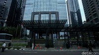 Karena lokasinya berada di Pusat perkantoran Ibu Kota, di District 8 SCBD, pemandangan gedung bertingkat dan pencakar langit pun menjadi daya tarik tersendiri.