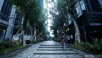 Pusat perbelanjaan baru itu berada di kawasan pusat perkantoran Ibu Kota ternama, SCBD, Jakarta. Meskipun banyak gedung bertingkat, suasana asri dan hijau tetap terasa.