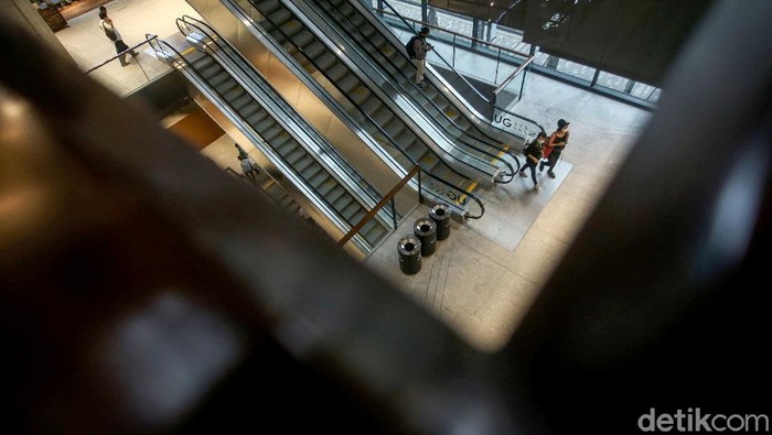 Di Tengah Pandemi, Jakarta Punya Mal Baru Sejumlah warga beraktivitas di Mall Astha, Jakarta, Senin (16/11/2020). Pusat perbelanjaan baru tersebut berada di kawasan perkantoran Ibu Kota. Lokasi yang berada di District 8 SCBD tersebut memiliki pemandangan indah gedung-gedung pencakar langit dari atas mallnya.
