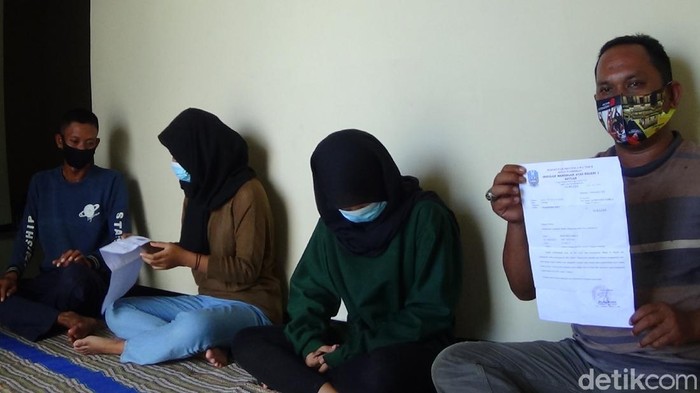 Dua siswi SMAN 1 Batuan Kabupaten Sumenep jawa timur, dikeluarkan dari sekolah