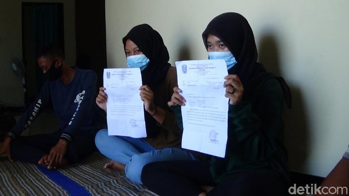 Dua siswi SMAN 1 Batuan Kabupaten Sumenep jawa timur, dikeluarkan dari sekolah