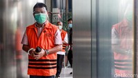 Kasus kedua, Rachmat Yasin diduga menerima gratifikasi berupa 20 hektare lahan dan mobil Toyota Vellfire. Gratifikasi berupa lahan diduga diterima eks Bupati Bogor Rachmat Yasin terkait pengurusan izin pesantren di kawasan Jonggol, sedangkan gratifikasi mobil diduga diterima dari seorang pengusaha. (Ari Saputra/detikcom)