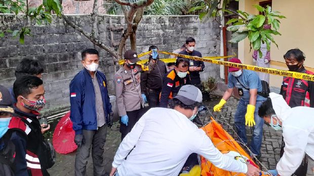 Evakuasi mayat gadis ABG yang dibunuh dalam kamar hotel di Bandungan, Kabupaten Semarang, Minggu (15/11/2020).