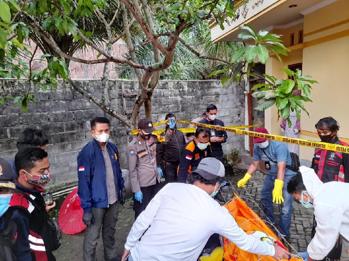 Evakuasi mayat gadis ABG yang dibunuh dalam kamar hotel di Bandungan, Kabupaten Semarang, Minggu (15/11/2020).