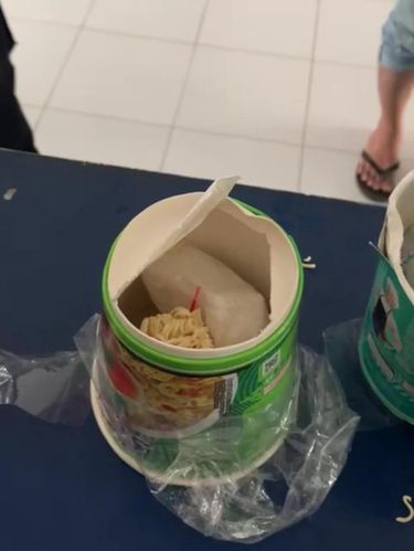 Foto: Petugas Lapas Kelas IIA Mataram menggagalkan upaya penyelundupan sabu yang dibawa seseorang yang berpenampilan bak pengendara ojol (dok Ditjen Pas)
