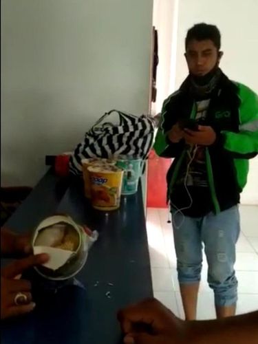 Foto: Petugas Lapas Kelas IIA Mataram menggagalkan upaya penyelundupan sabu yang dibawa seseorang yang berpenampilan bak pengendara ojol (dok Ditjen Pas)