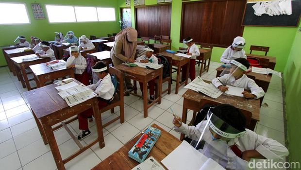 Siswa di lereng Gunung Merapi tetap belajar di sekolah meski status gunung itu kini siaga. KBM tatap muka di sekolah itu hanya dilakukan 2 hari selama 1 minggu.