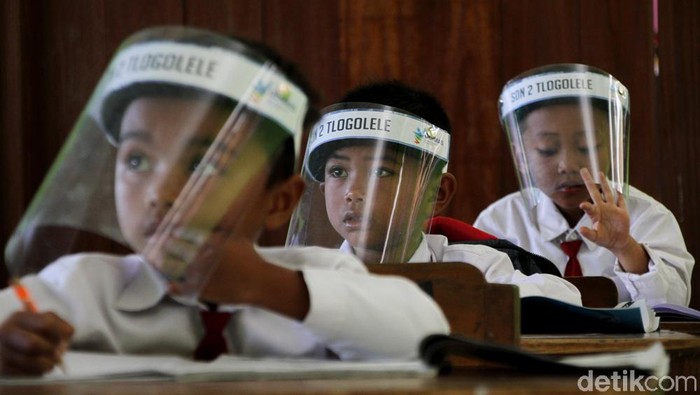 Gunung Merapi Siaga, Siswa di Tlogolele Boyolali Tetap Bersekolah Siswa di lereng Gunung Merapi tetap belajar di sekolah meski status gunung itu kini siaga. KBM tatap muka di sekolah itu hanya dilakukan 2 hari selama 1 minggu.