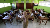 Untuk itu, para guru honorer serta lulusan Pendidikan Profesi Guru didorong untuk melamar menjadi guru PPPK. Bila kinerja sebagai guru PPPK tercatat baik bisa menjadi pertimbangan penting jika guru PPPK yang bersangkutan melamar menjadi CPNS. Agung Mardika/detikcom