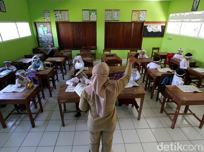 Siswa di lereng Gunung Merapi tetap belajar di sekolah meski status gunung itu kini siaga. KBM tatap muka di sekolah itu hanya dilakukan 2 hari selama 1 minggu.