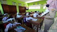 Kemendikbud menjamin bakal tetap ada formasi CPNS bagi para guru ke depannya. Kebijakan ini akan sejalan dan saling melengkapi dengan perekrutan PPPK. Agung Mardika/detikcom